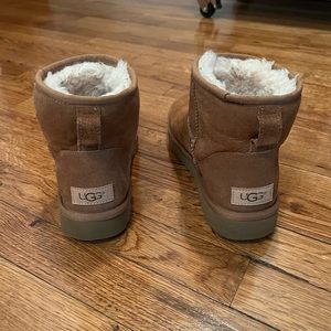 Women’s mini Uggs size 7